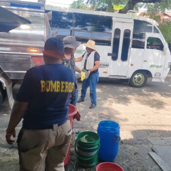 Dos carrotanques abastecen de agua a Alvarado por afectación del acueducto 3