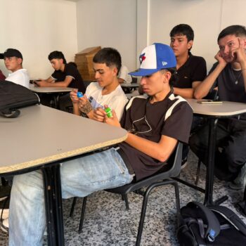 ¡Alerta con lo que consume! GOAT llevó a universitarios del Tolima a identificar licor adulterado y cigarrillos de contrabando 9