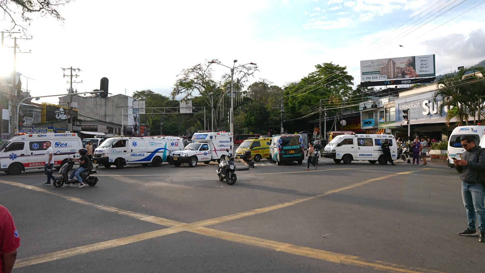 Ambulancias bloquean la carrera Quinta con calle 37, por garantías para prestar el servicio 3